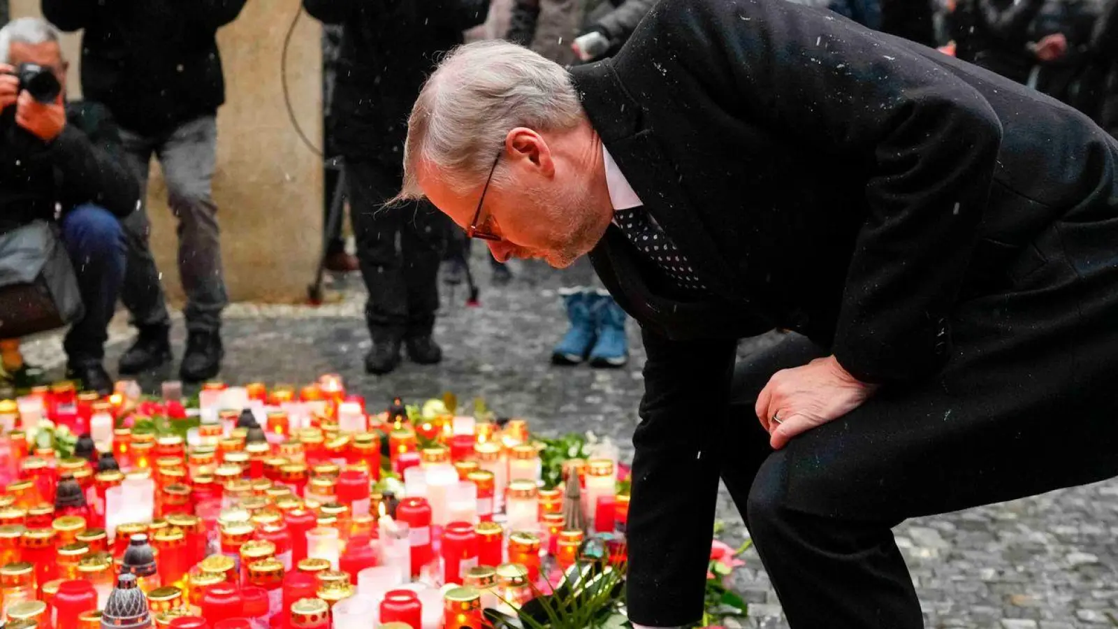 Der tschechische Ministerpräsident Petr Fiala legt vor dem Gebäude der Philosophischen Fakultät der Karls-Universität Blumen nieder. (Foto: Petr David Josek/AP)