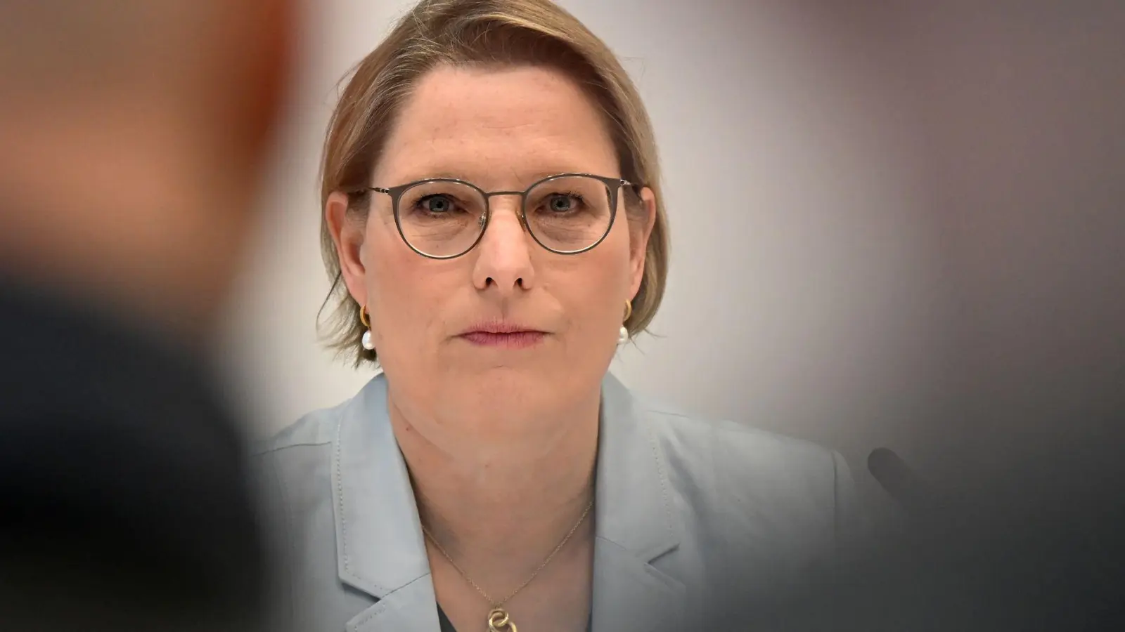 Hubig will gegen voyeuristische Aufnahmen vorgehen.  (Foto: Jennifer Brückner/dpa)