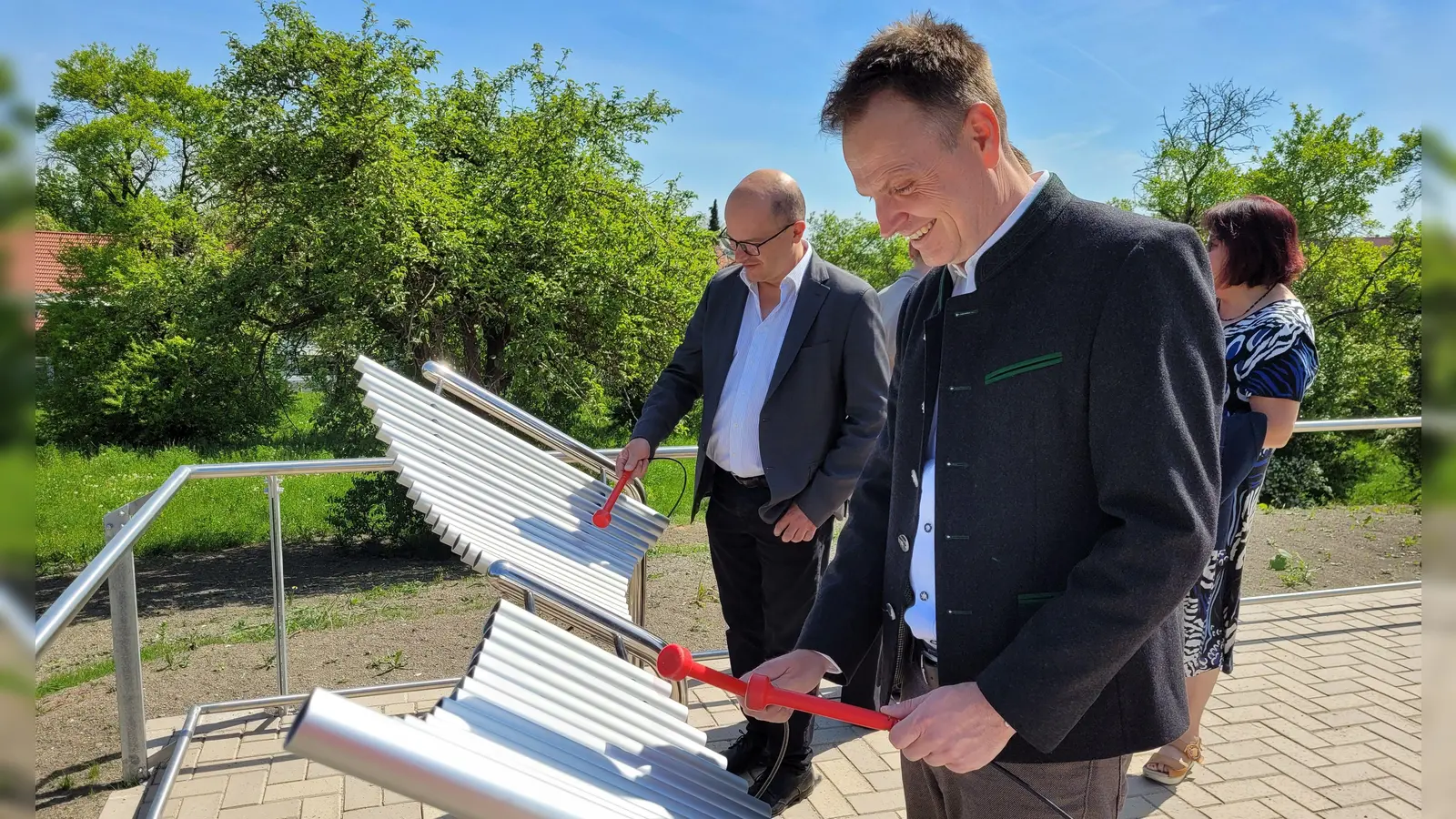 Obernzenns Bürgermeister Reiner Hufnagel (links) und Landrat Dr. Christian von Dobschütz musizierten gemeinsam im Klanggarten des Diakoneo Hauses „Für und Miteinander Sorge tragen“. (Foto: Nina Daebel)