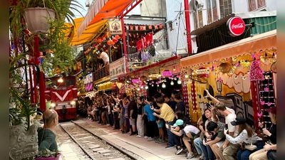 Wenn der Zug kommt, gibt es auf der Train Street in Hanoi kein Halten mehr. (Foto: Carola Frentzen/dpa)