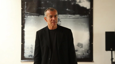 Abstrakte Fotografie sei eigentlich ein Widerspruch, findet er, aber genau darin liegt für ihn der Reiz: Thomas Wunsch. (Foto: Martina Kramer)