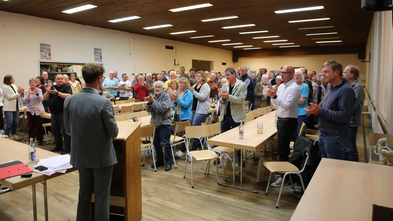 Bei seiner letzten Bürgerversammlung als Stadtoberhaupt von Ornbau bekam Marco Meier von den Zuhörenden stehende Ovationen. (Foto: Alexander Biernoth)