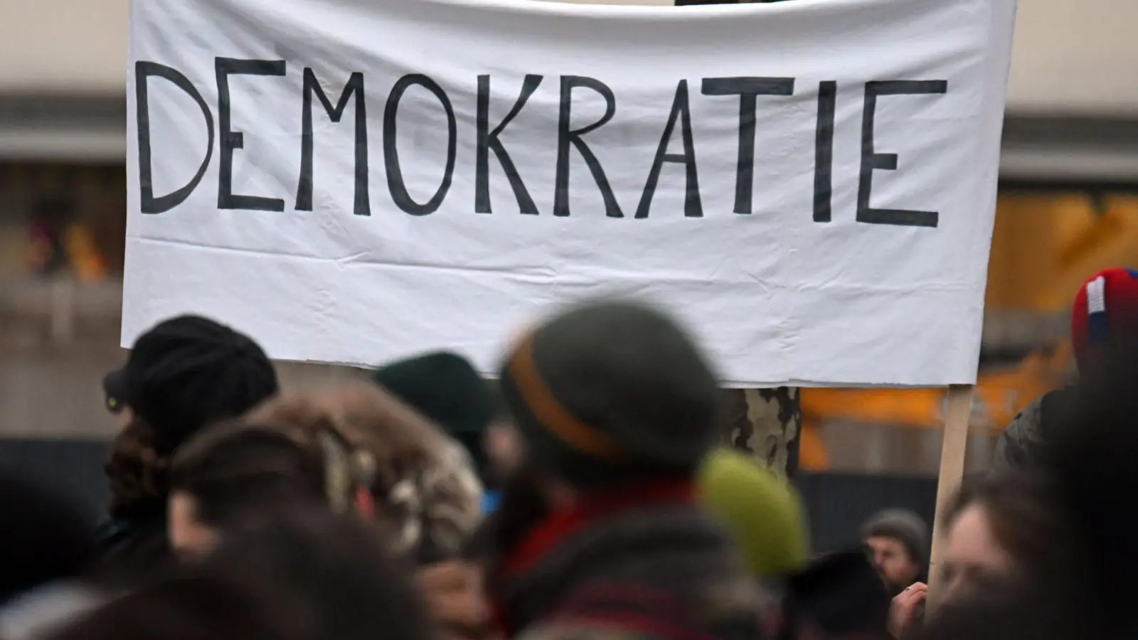 Laut einer Untersuchung unter 137 Staaten verliert die Demokratie an Boden. (Archivbild)  (Foto: Federico Gambarini/dpa)