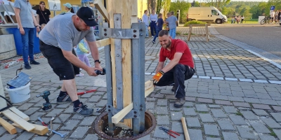 Gemeinderat Eschenbacher und Zimmermann Neidlein beim Aufstellen des diesjährigen Maibaums.  (Foto: Friedrich Strohmeier)