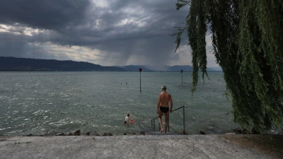 Am Montag und Dienstag wird es der Vorhersage zufolge bewölkt und schwülwarm sein.  (Foto: Karl-Josef Hildenbrand/dpa)
