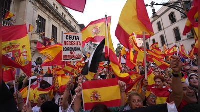 In Spaniens Nordafrika-Exklave Ceuta demonstrierten Tausende für eine Rückkehr zur Normalität und zum Verbleib bei Spanien. (Foto: Francis González/AP/dpa)