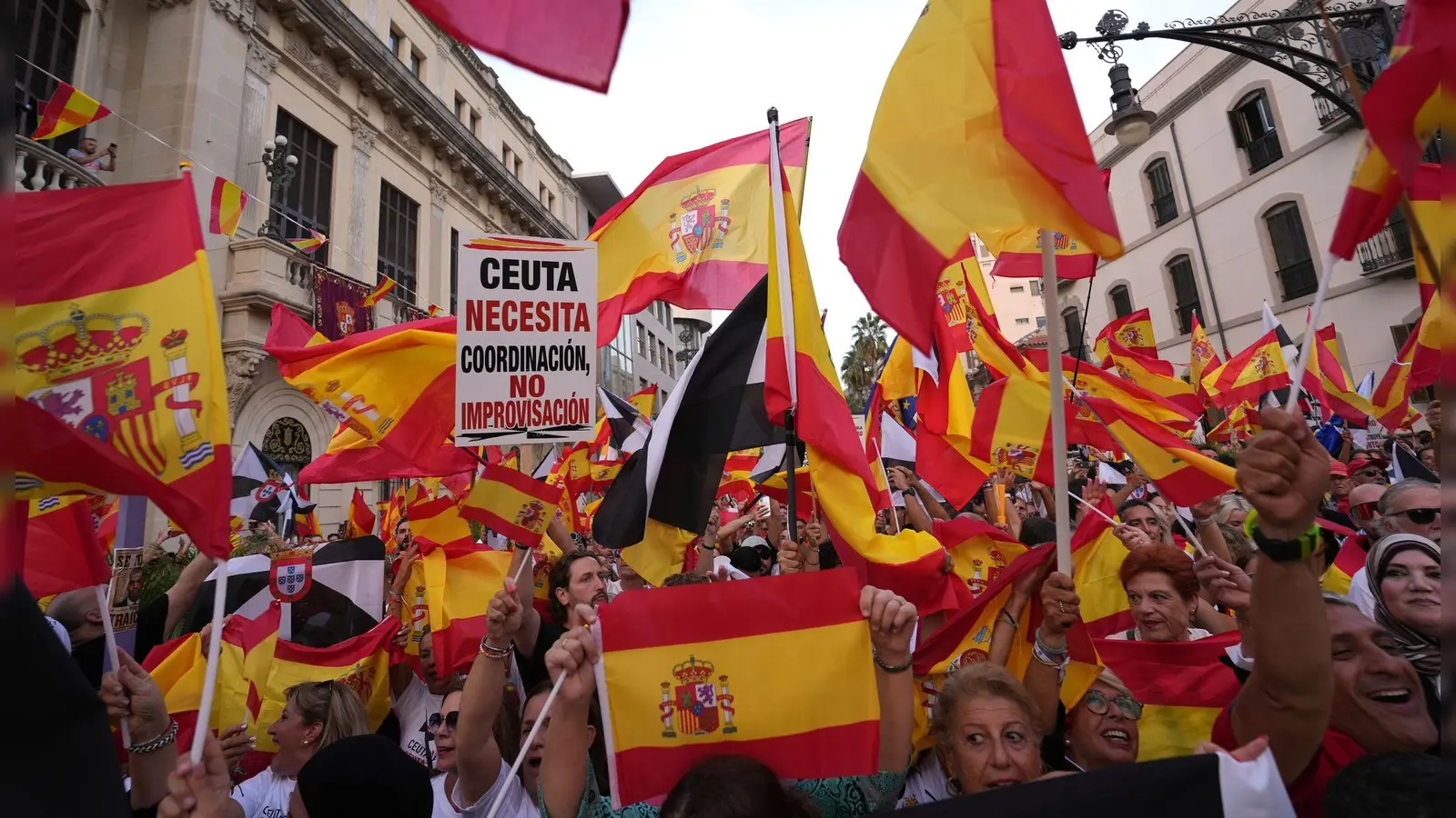 In Spaniens Nordafrika-Exklave Ceuta demonstrierten Tausende für eine Rückkehr zur Normalität und zum Verbleib bei Spanien. (Foto: Francis González/AP/dpa)