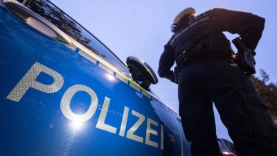 Etwas schmunzeln müssen die Beamten, als sie sehen, wie ein Betrunkener versucht sein Auto zu öffnen. (Symbolbild) (Foto: Marijan Murat/dpa)