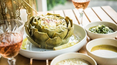 Wird die Artischocke im Ganzen gereicht, serviert man Dips, wie Vinaigrette,  Kräuter-Olivenöl-Dip oder frische Parmesanhobel dazu. Darin werden die einzelnen Blätter eingetunkt und ausgezuselt. (Foto: Christin Klose/dpa-tmn)