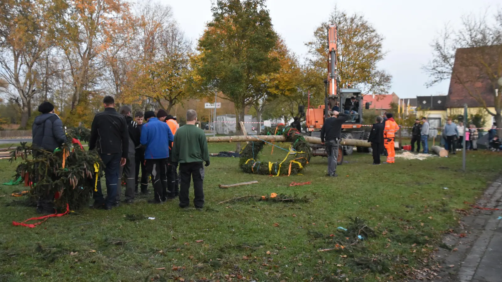 In Markt Bibart ist der Kirchweihbaum beim Aufstellen umgestürzt. Glück im Unglück: Es wurde niemand getroffen. Dennoch gab es wegen der aufkommenden Panik Verletzte. (Foto: Andreas Reum)