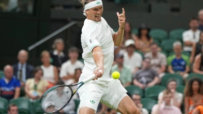 Alexander Zverev spielt am Dienstag seine Erstrundenpartie zu Ende. (Foto: Alastair Grant/AP/dpa)