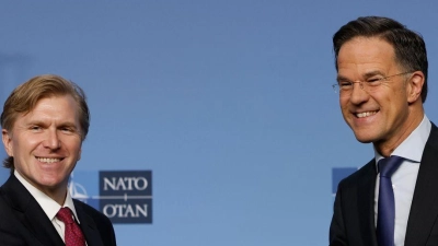 Schlug an der Seite von Nato-Generalsekretär Mark Rutte überraschend versöhnliche Töne an: US-Verteidigungsstaatssekretär Elbridge Colby (l). (Foto: Geert Vanden Wijngaert/AP/dpa)