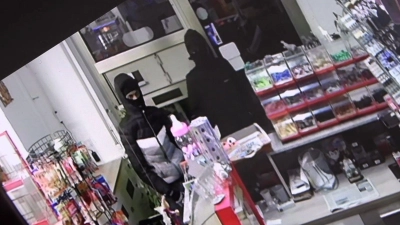Der Kioskbesitzer sperrte die zwei mit einem Messer bewaffneten Räuber ein. (Foto: Sascha Thelen/dpa)