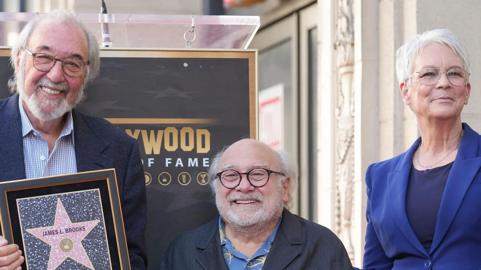 James L. Brooks ließ sich von Danny DeVito und Jamie Lee Curtis feiern. (Foto: Chris Pizzello/Invision/AP/dpa)