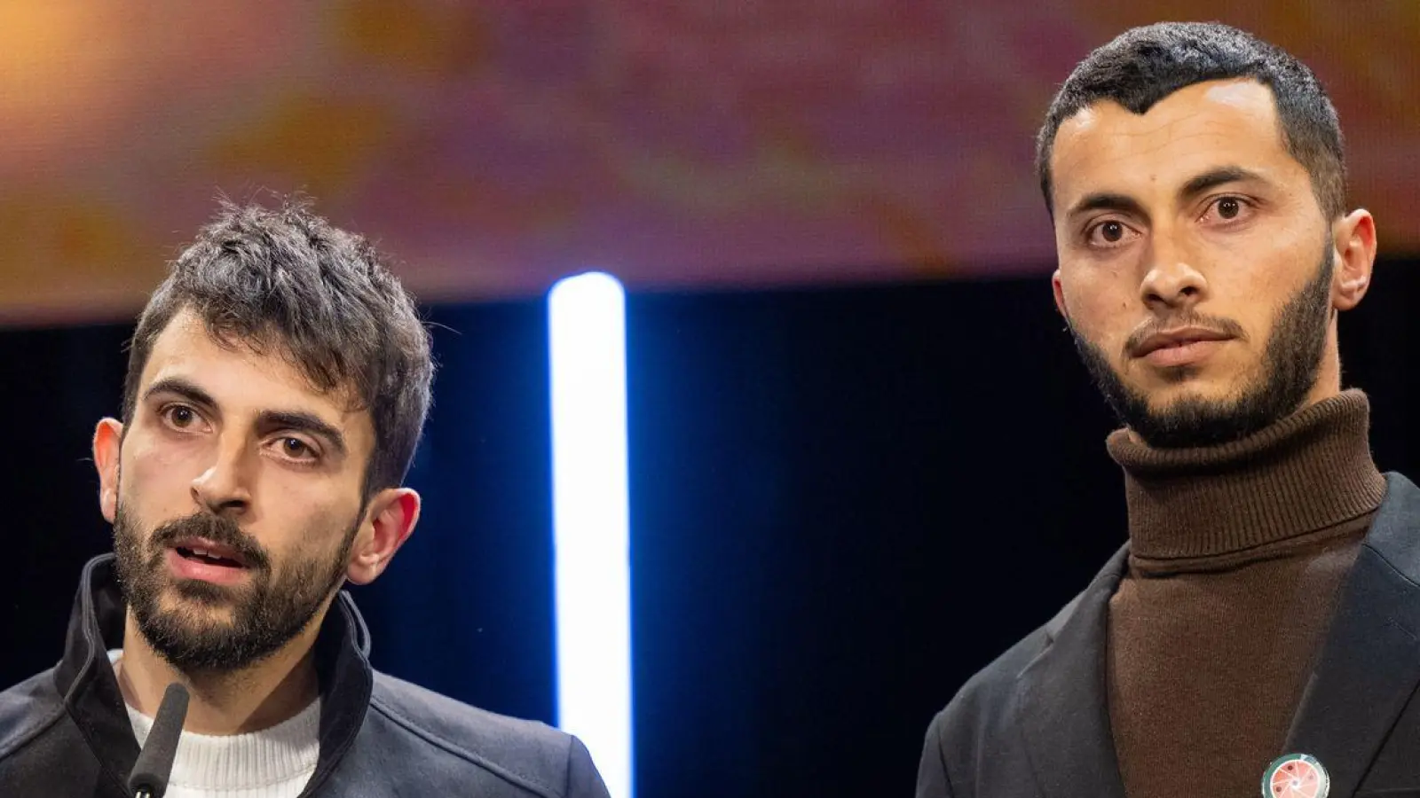 Die Regisseure Yuval Abraham (l) und Basel Adra hatten bei der Berlinale im vergangenen Jahr den Dokumentarfilmpreis entgegengenommen. (Archivbild) (Foto: Monika Skolimowska/dpa)