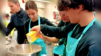 In der Großküche des Gasthauses Sindel-Buckel in Feuchtwangen bereiteten die Achtklässlerinnen und Achtklässler der Mittelschule Feuchtwangen-Stadt unter fachlicher Anleitung verschiedene Gerichte zu.  (Foto: Mittelschule-Stadt/Beate Bäuml)