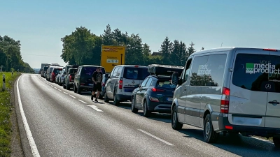 Ab der Abzweigung zum Dinkelsbühler Ortsteil Sinbronn stauen sich am Dienstagvormittag die Fahrzeuge, die auf das Summer-Breeze-Gelände fahren wollen. (Foto: Martina Haas)