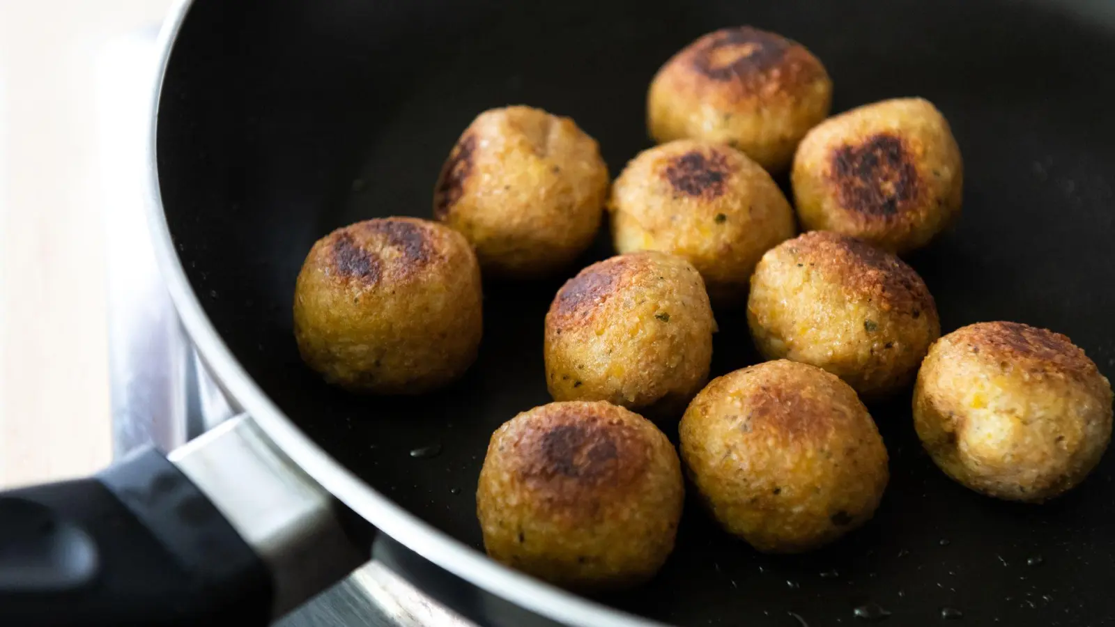 Kichererbsen-Falafeln aus dem Supermarkt schneiden in einem aktuellen Test von „Öko-Test“ gemischt ab: Nur ein Bio-Produkt erhielt die Bewertung „sehr gut“. Andere getestete Produkte wiesen Pestizidspuren, meist Glyphosat und teils mangelnde Würzung auf. (Foto: Silas Stein/dpa/dpa-tmn)