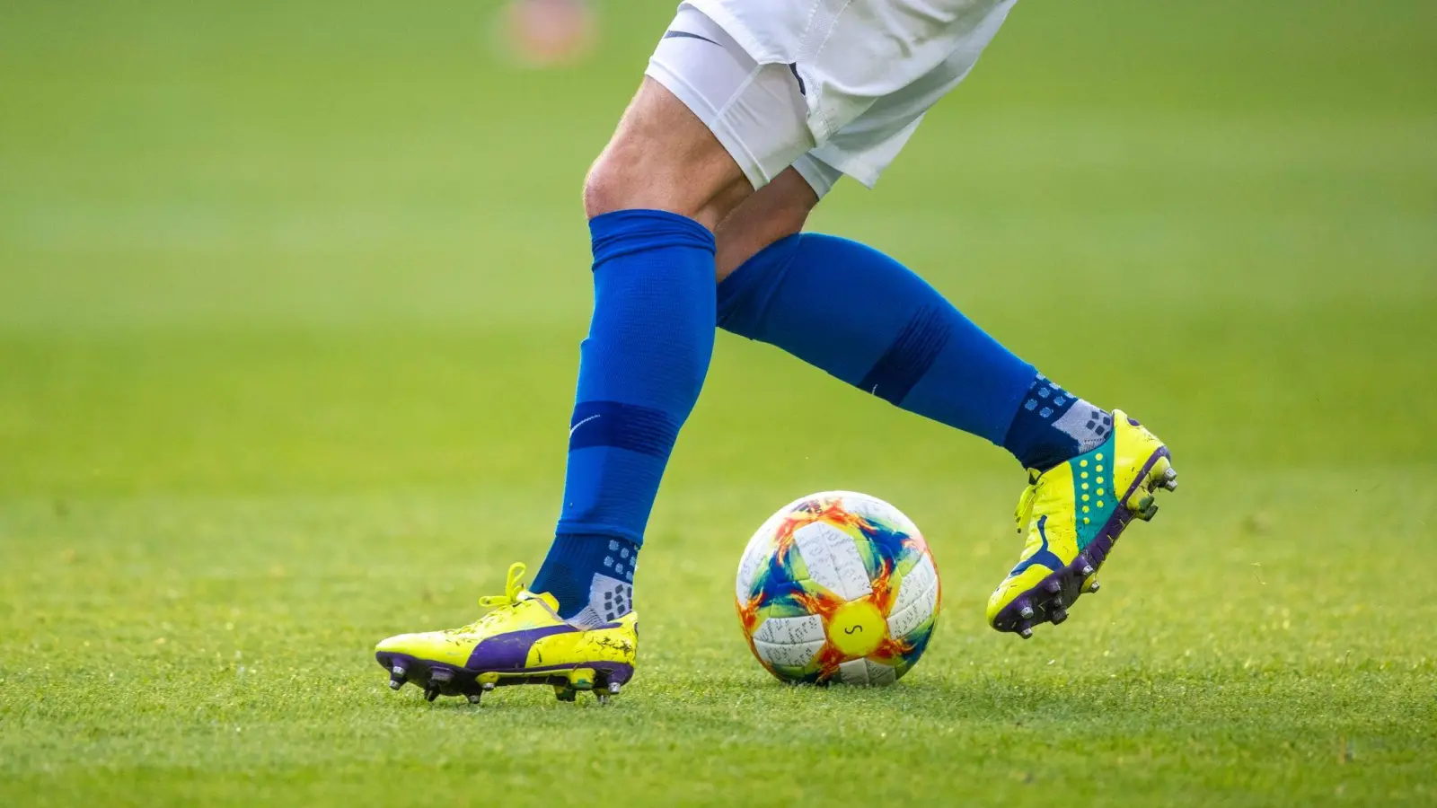 Ein Fußballspieler spielt den Ball. (Foto: Jens Büttner/dpa-Zentralbild/ZB/Symbolbild)