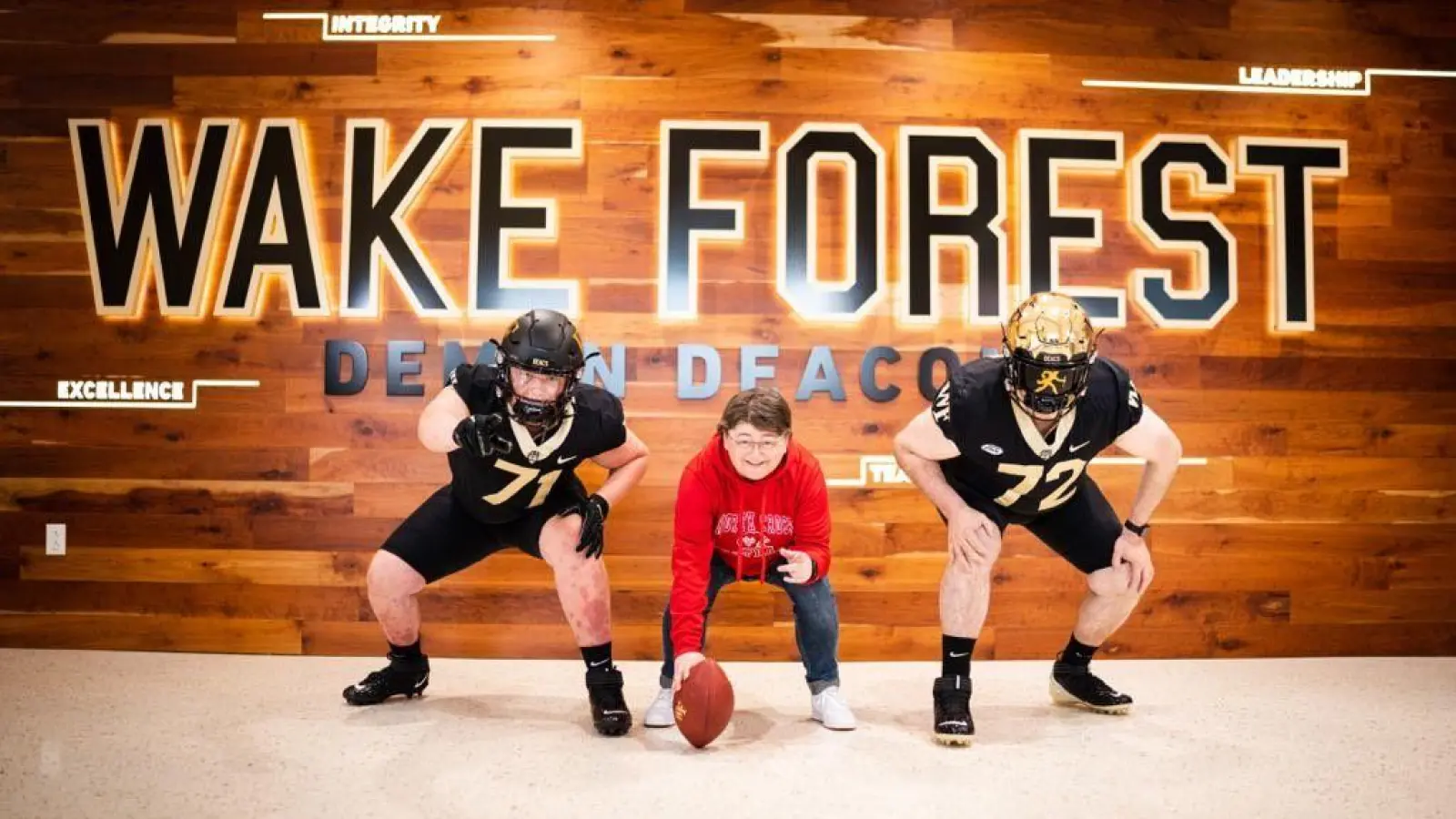 Bei der Tour durch die Colleges wurde in Wake Forest ein Erinnerungsfoto inszeniert – mit Mutter Andrea als „Center“ in der Mitte und Papa Klaus (rechts) sowie Moritz als Bestandteile der Offensivlinie. (Foto: Wake Forest /Brad Miller)