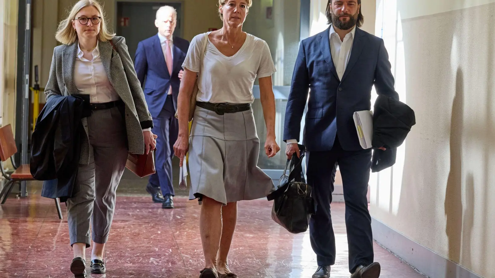 Christina Block (m.) mit ihren Verteidigern auf dem Weg ins Gericht. (Foto: Georg Wendt/dpa)