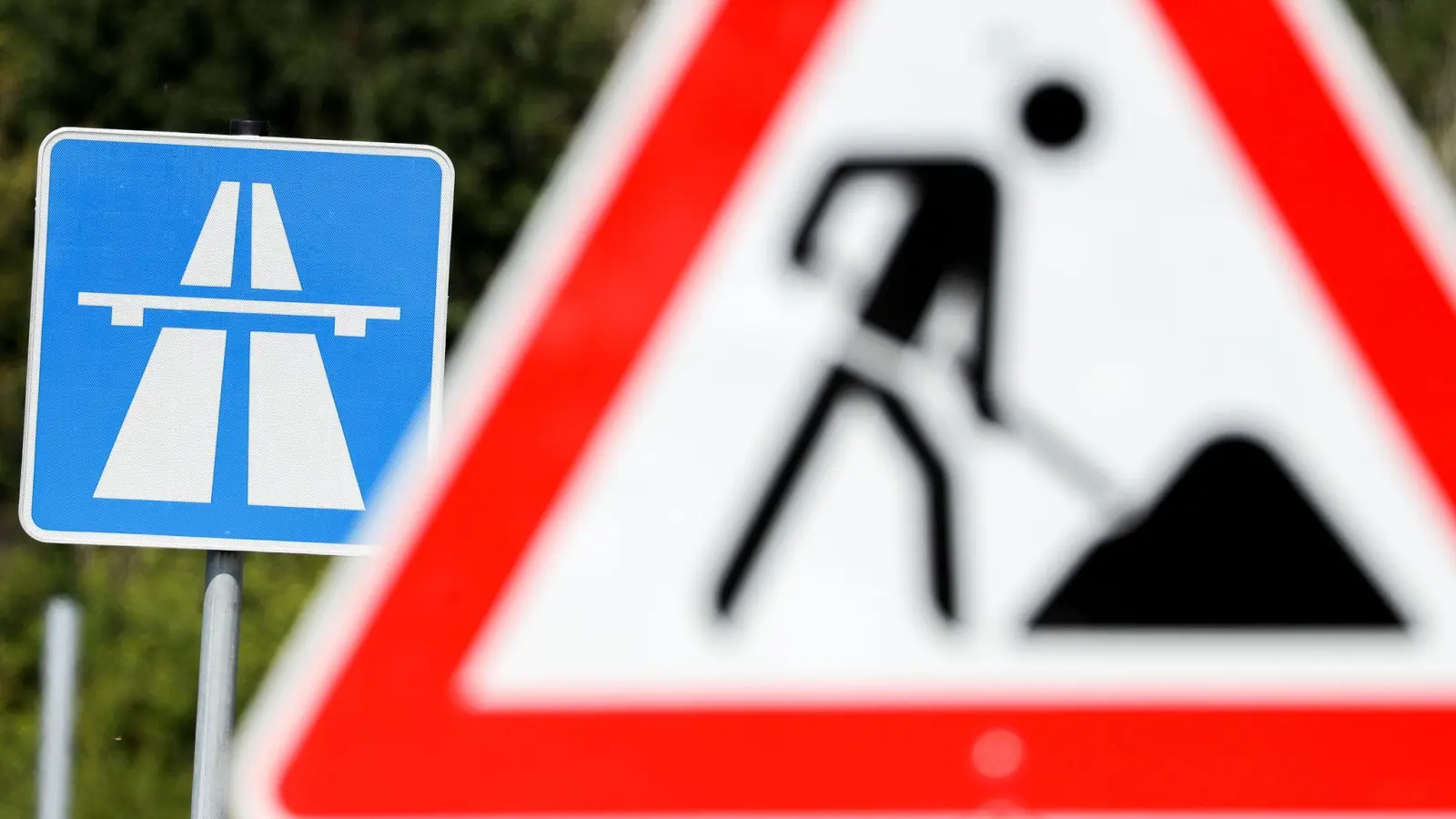 Gebaut werden muss an der A8 zwischen Chiemsee und Salzburg - doch wie, darüber gibt es Streit. (Symbolbild) (Foto: Jan Woitas/dpa-Zentralbild/dpa)