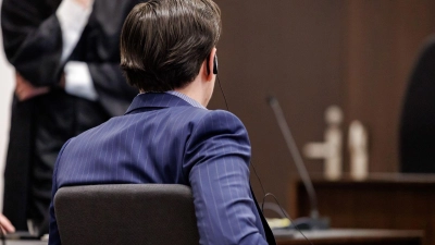 Nach der Tat floh der Angeklagte laut den Ermittlungen mit seinen Begleitern nach Frankreich, wo er sich der Polizei stellte. (Archivbild) (Foto: Daniel Karmann/dpa)