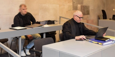 Der Angeklagte (hinten) schweigt zu den Vorwürfen. Sein Verteidiger Dr. Justen Detlef (rechts vorne) erklärte aber in seinem Namen, dass er die Vorwürfe bestreitet. (Foto: Irmeli Pohl)