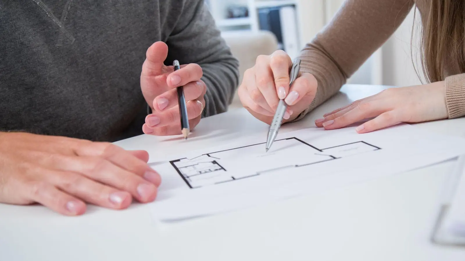 Vor dem Hausbau an die Abdichtung denken: Fehler bei der „Weißen Wanne“ können später kostspielige Schäden verursachen. (Foto: Christin Klose/dpa-tmn)