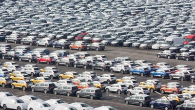 Auto- und Metallindustrie rechnen mit sinkendem Export (Archivbild). (Foto: Jörg Sarbach/dpa)