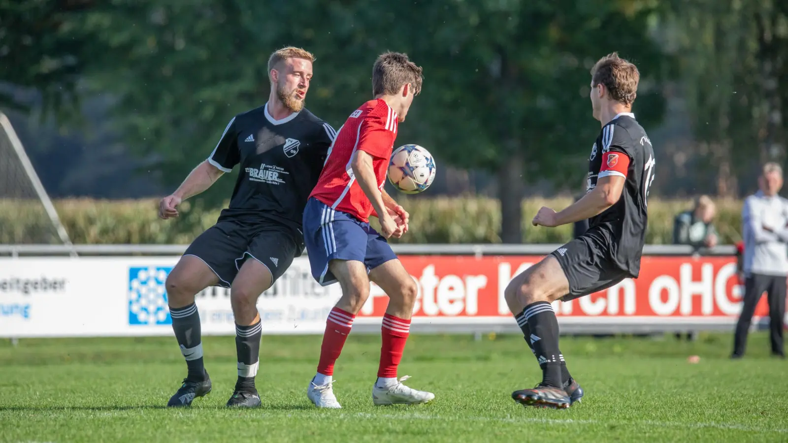 Mit 6:0 fertigte am vergangenen Sonntag der TV Dietenhofen (links Piotr Krauze, rechts Felix Weiß) den SV Schalkhausen (Georg Weiß) ab. Am Freitag muss der TVD zum SV Ornbau-Weidenbach, Schalkhausen empfängt den TSV Schpfloch. (Foto: Markus Zahn)