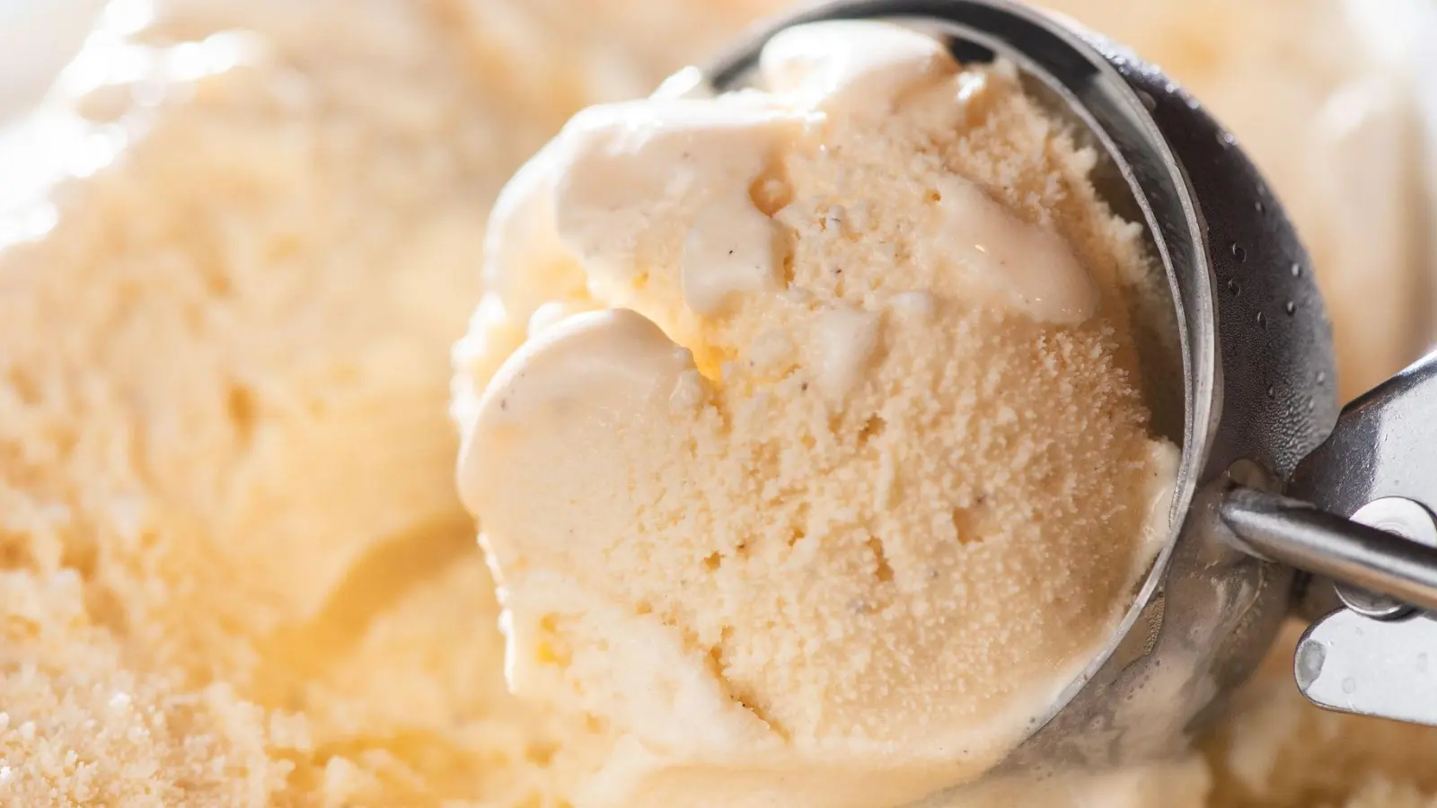 Ob als Dessert oder süße Erfrischung, über eine Packung Eiscreme im Gefrierschrank freut sich so mancher im Sommer. (Foto: Franziska Gabbert/dpa-tmn)