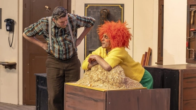 Zwischen Meister Eder (Jan Fritz Meier) und dem Pumuckl (Andreas Peteratzinger) entsteht nach der ersten Überraschung eine wunderbare Freundschaft. (Foto: Landestheater Dinkelsbühl/Hans von Draminski)