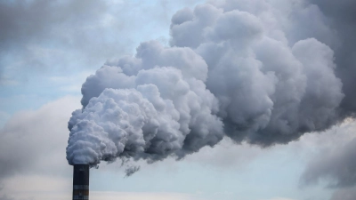 Der Emissionshandel darf die Wirtschaft aus Sicht von Katherina Reiche nicht zu stark belasten. (Symbolbild) (Foto: Jan Woitas/dpa)