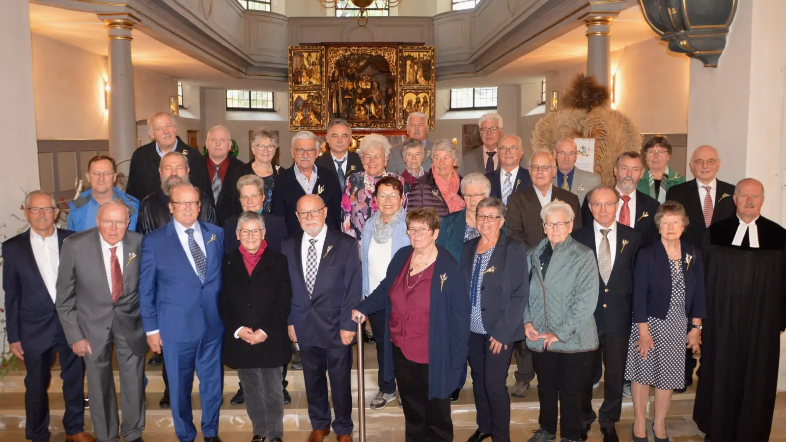 In der Stadtkirche Wassertrüdingen feierten zahlreiche Jubilare zusammen mit Pfarrer Michael Fleps ihre Goldene und Diamantene Konfirmation. (Foto: Peter Tippl)