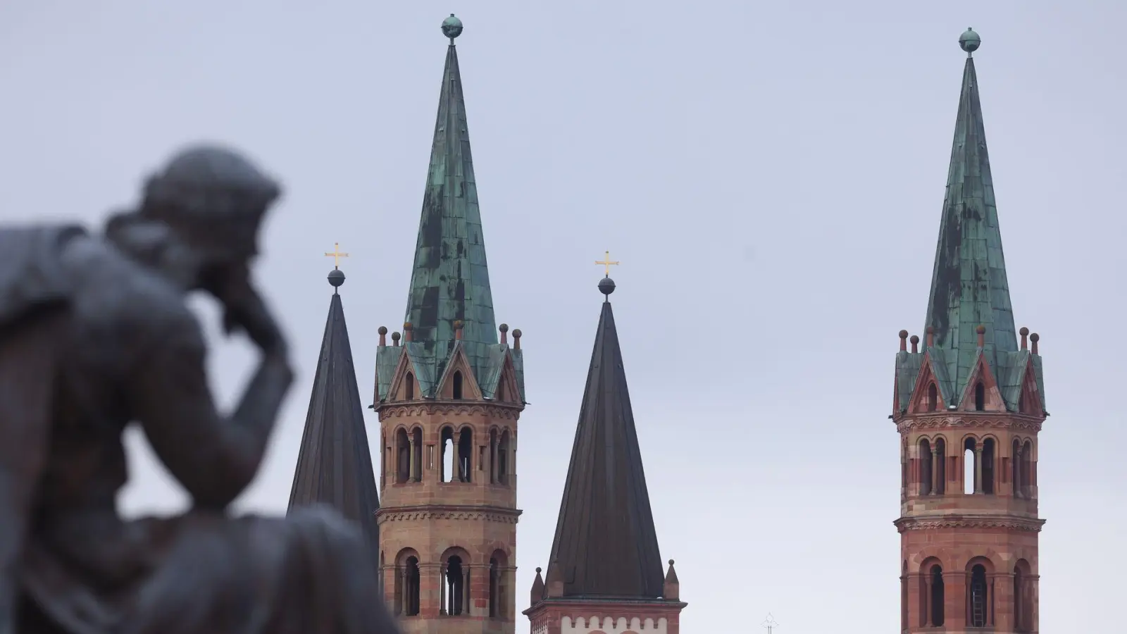 Im Würzburger Dom wurde kurz vor Pfingsten 2025 ein Diakon zum Priester geweiht. (Archivbild) (Foto: Karl-Josef Hildenbrand/dpa)