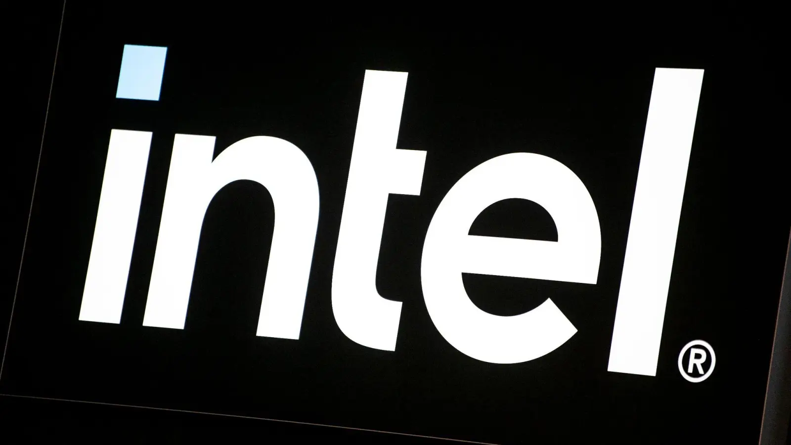 Der Chip-Riese Intel wird vom Schrumpfen des PC-Marktes schwer erwischt und schwächelt auch im Geschäft mit Rechenzentren. (Foto: Fabian Sommer/dpa)