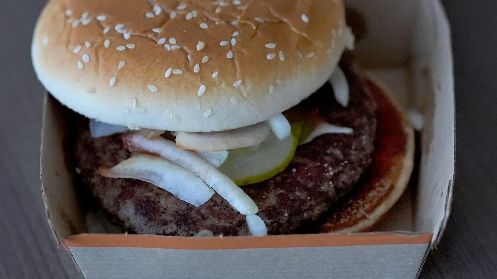 Der Kolibakterien-Ausbruch wird auf den Verzehr eines bestimmten Burgers bei McDonalds zurückgeführt.  (Foto: Charles Rex Arbogast/AP/dpa)