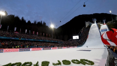 Finden in der Oberstdorfer Skisprung-Arena 2031 wieder Weltmeisterschaften statt? (Foto: Angelika Warmuth/dpa)