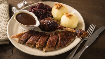 Knappe Ware: Eine frische Gans zur Weihnachtszeit könnte dieses Jahr ein teures Vergnügen werden. (Foto: Christin Klose/dpa-tmn)