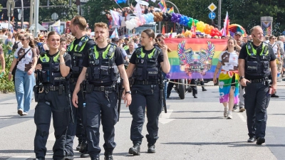 Die Hamburger Polizei spricht von einer friedlichen und ausgelassenen Stimmung bei der Demonstration zum Christopher Street Day. (Foto: Georg Wendt/dpa)