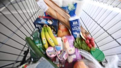 Klimaschutz mit Messer und Gabel: Was wir essen, hat immensen Einfluss auf unsere CO2-Bilanz. (Symbolbild) (Foto: Bernd Weißbrod/dpa)