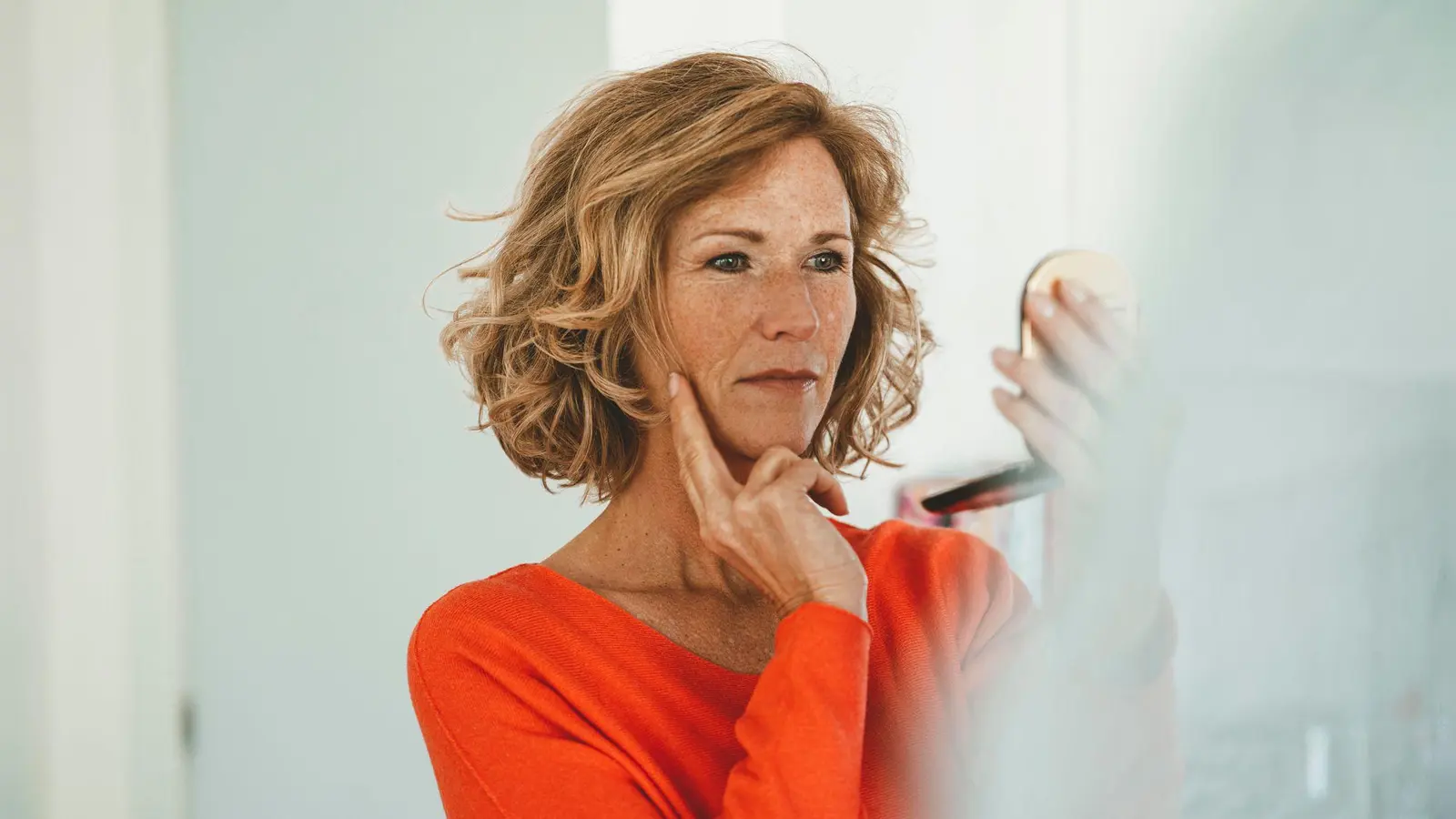 Schon kleine Anpassungen beim Make-up und gezielte Tricks können den Teint im Alter wieder frischer und strahlender wirken lassen. (Foto: Joseffson/Westend61/dpa-tmn)