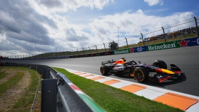 Max Verstappen auf der Strecke. (Foto: Peter Dejong/AP/dpa)