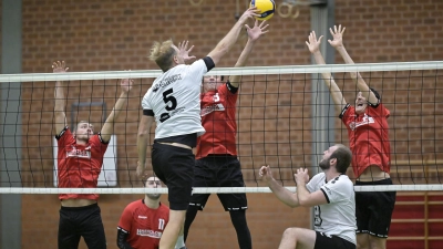 Die ersten zwei Sätze gewann Bad Windsheim (weiße Trikots, hier mit Thorsten Meyerhöfer oben am Netz), dann drehte Dinkelsbühl mit Alexander Wangler (am Ball) und Niklas Buchholz (rechts) das Spiel. (Foto: Martin Rügner)