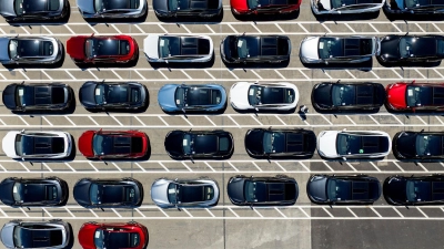 Die Tesla-Auslieferungen gingen im zweiten Jahr in Folge zurück. (Archivbild) (Foto: Noah Berger/FR34727 AP/dpa)
