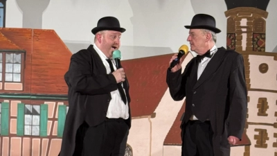 Führten als Stan &amp; Ollie, bekannt aus „Dick &amp; Doof“, durch den Abend: Frank Jungbauer (links) und Christoph Hilpert. (Foto: Stefan Baumgärtner)