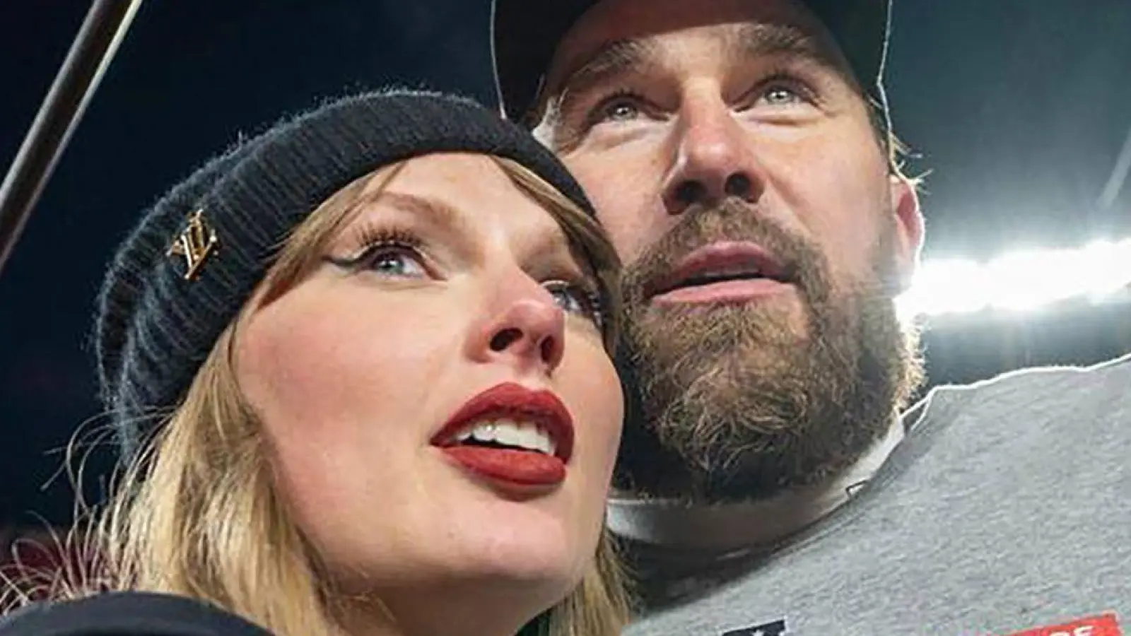 Sängerin Taylor Swift und Football-Star Travis Kelce wollen heiraten. Die Veltins-Arena auf Schalke bietet ihnen dafür die hauseigene Kapelle an. (Archivbild) (Foto: Emily Curiel/Ecuriel@kcstar.Com/TNS via ZUMA Press Wire/dpa)