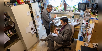 Redakteurin Ute Niephaus bei der Arbeit: Der Emskirchener Helmuth Röschlein hat in Emskirchen die Fränkische Landeszeitung gesammelt. In einem Kellerraum lagern Originalausgaben von 1947 bis 1972. (Foto: Mirko Fryska)