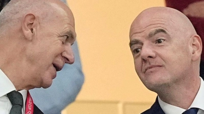 Kritische Töne: DFB-Präsident Bernd Neuendorf (l) hält Infantinos Investoren-Plan für keine gute Idee. (Archivbild) (Foto: Martin Meissner/AP/dpa)